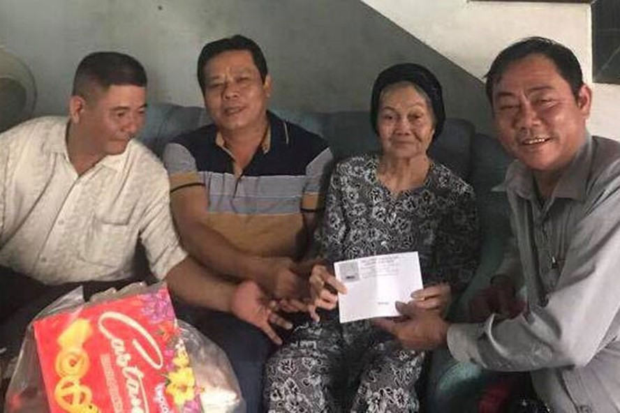 Từ lợi nhuận kinh doanh, anh Dũng (ngoài cùng bên phải) chuyên tâm đi làm từ thiện, giúp đỡ các cựu chiến binh, Mẹ Việt Nam Anh hùng. Từ lợi nhuận kinh doanh, anh Dũng (ngoài cùng bên phải) chuyên tâm đi làm từ thiện, giúp đỡ các cựu chiến binh, Mẹ Việt Nam Anh hùng.