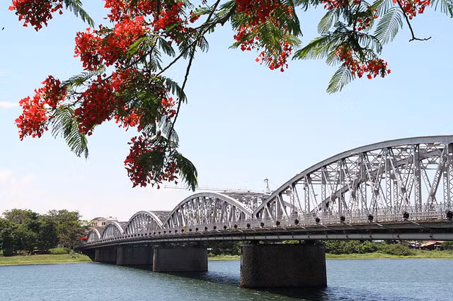 Đến năm 1904, bốn nhịp cầu bị rơi xuống sông Hương do bão. Năm 1906, cầu Trường Tiền được tu sửa lại. Đến triều vua Bảo Đại, năm 1937, cầu được trùng tu, cải tạo lớn. Hành lang hai bên được mở rộng cho phép xe đạp và người đi bộ lưu thông. Ảnh: Ntt.