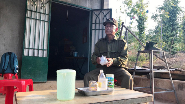 Ông Khôi và mặt bàn kỷ vật lấy từ bàn ăn con tàu HQ505.