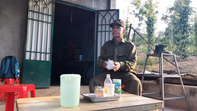 Ông Khôi và mặt bàn kỷ vật lấy từ bàn ăn con tàu HQ505.