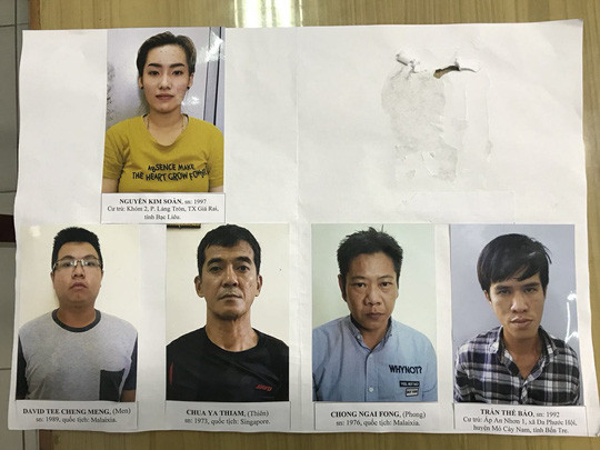 Băng nhóm gắn thiết bị đọc trộm thông tin thẻ tại các trụ ATM. Ảnh: Công an cung cấp