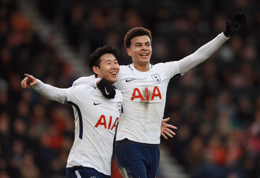 Niềm vui của Dele Alli (phải) và Son Heung-Min sau khi ghi bàn cho Tottenham. Ảnh: REUTERS