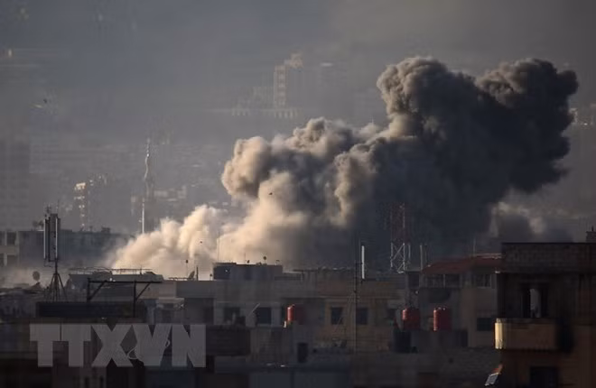 Khói bốc lên sau các cuộc giao tranh ở Zamalka, Đông Ghouta, Syria ngày 12-3. (Nguồn: AFP/TTXVN)