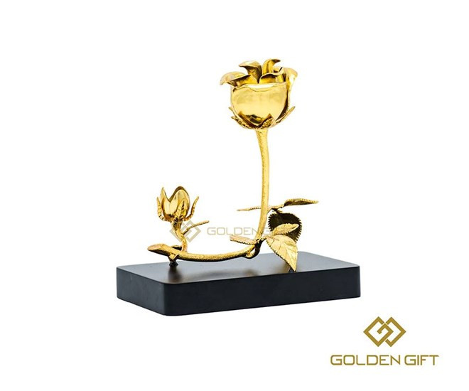  Hoa hồng mạ vàng là món quà không còn xa lạ trong dịp 8/3. (Ảnh: quavang.vn)