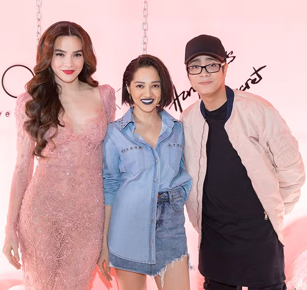  Cùng với Bùi Anh Tuấn, Bảo Anh ăn diện cá tính và trang điểm ấn tượng với màu môi phá cách khi đến chúc mừng Hà Hồ.