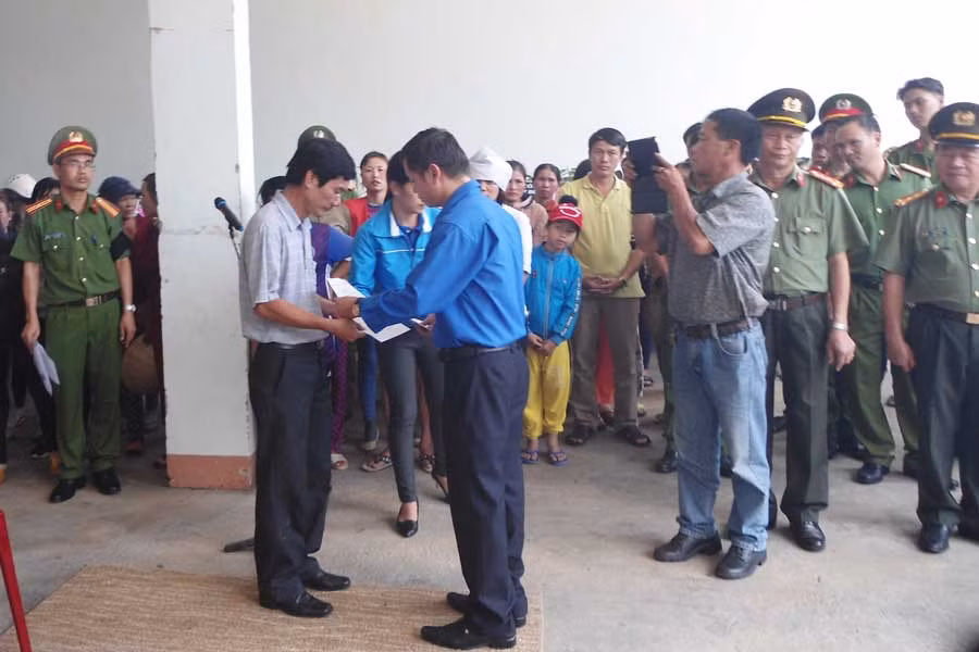  Đại diện người nhà Thượng sĩ Bùi Minh Quý nhận Quyết định truy tặng Huy hiệu Tuổi trẻ dũng cảm của Bna Chấp hành Trung ương Đoàn. Ảnh: Ngọc Minh