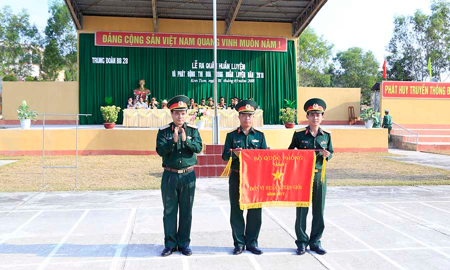 Thiếu tướng Vũ Văn Sỹ, Tư lệnh Quân đoàn trao cờ Đơn vị huấn luyện giỏi năm 2017 của Bộ Quốc phòng cho Trung đoàn 28, Sư đoàn 10. Ảnh: Duy Hiển  Thiếu tướng Vũ Văn Sỹ, Tư lệnh Quân đoàn trao cờ Đơn vị huấn luyện giỏi năm 2017 của Bộ Quốc phòng cho Trung đoàn 28, Sư đoàn 10. Ảnh: Duy Hiển
