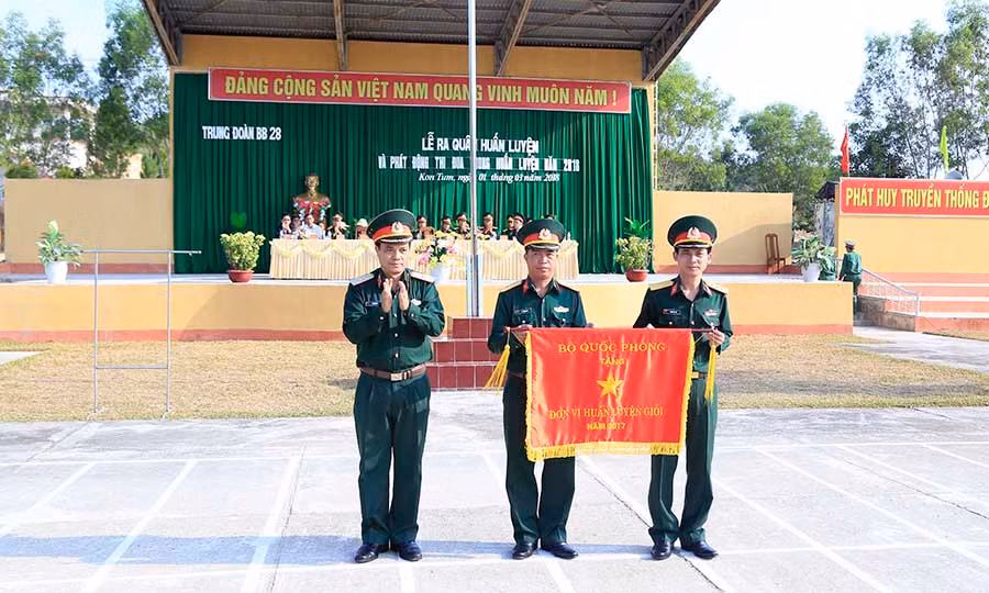  Thiếu tướng Vũ Văn Sỹ, Tư lệnh Quân đoàn trao cờ Đơn vị huấn luyện giỏi năm 2017 của Bộ Quốc phòng cho Trung đoàn 28, Sư đoàn 10. Ảnh: Duy Hiển