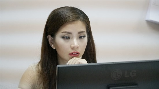 Á hậu Diễm Trang gặp nhiều áp lực khi dẫn trực tiếp chương trình thời sự.  Á hậu Diễm Trang gặp nhiều áp lực khi dẫn trực tiếp chương trình thời sự.
