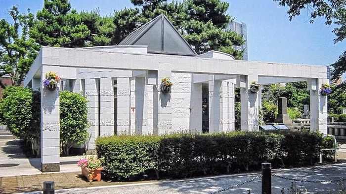 Đây là nhà vệ sinh công cộng bên trong một nghĩa trang ở Tokyo. Màu sắc xám trắng của nhà vệ sinh hòa lẫn khung cảnh ảm đạm ở đó. Bên ngoài là những hàng cậy, bụi hoa được cắt tỉa chăm sóc rất kỹ.