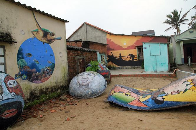 Tranh tường bên cạnh tranh thúng mủng. Bức phong cảnh hoàng hôn bị gia chủ xây nhà vệ sinh che mất một phần.