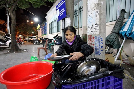 Để kiếm tiền cho con ăn học, mẹ Linh còn đi rửa bát thuê.
