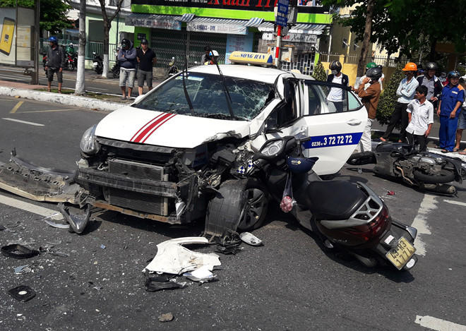 Hiện trường vụ tai nạn khiến 5 người nhập viện cấp cứu. Hiện trường vụ tai nạn khiến 5 người nhập viện cấp cứu.