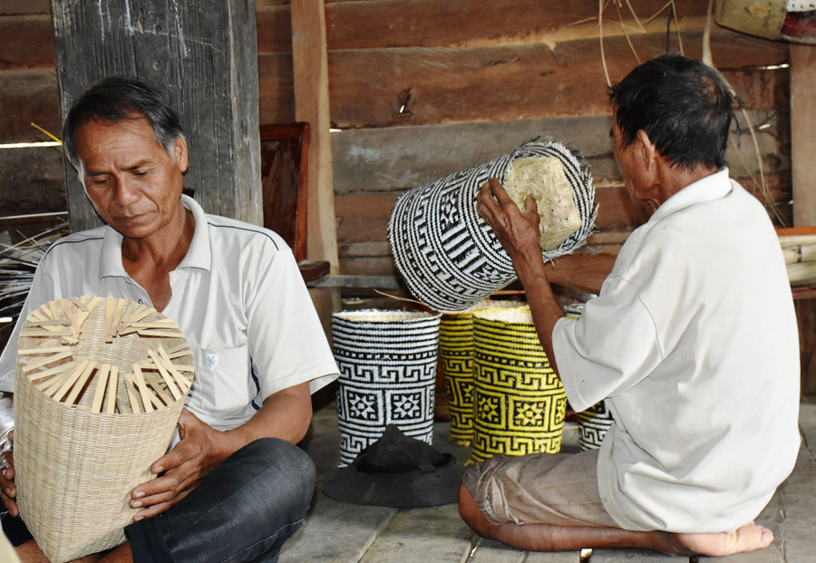 Người dân trong làng thường tới nhà già Đinh Nhiêu để học cách đan gùi.Ảnh: Trần Dung