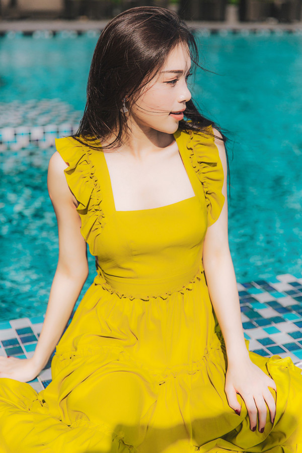Váy vàng tươi cho bạn gái yêu những sắc màu nổi bật và muốn gây được sự chú ý của người đối diện.