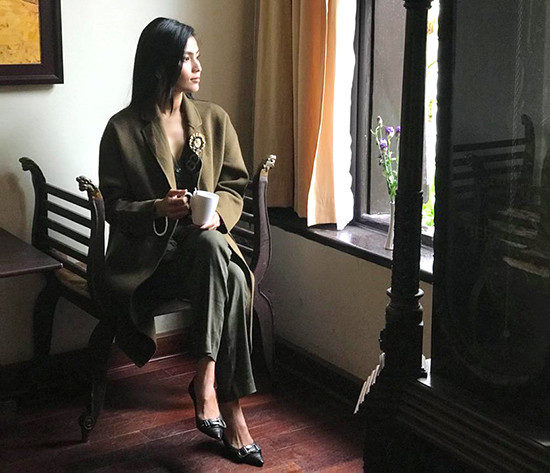 Người đẹp Trương Thị May thanh lịch và cổ điển với bộ trang phục màu xanh cỏ úa. Đây là gợi ý thú vị ngày mát trời cho những cô nàng “hoài cổ”. Người đẹp Trương Thị May thanh lịch và cổ điển với bộ trang phục màu xanh cỏ úa. Đây là gợi ý thú vị ngày mát trời cho những cô nàng “hoài cổ”.