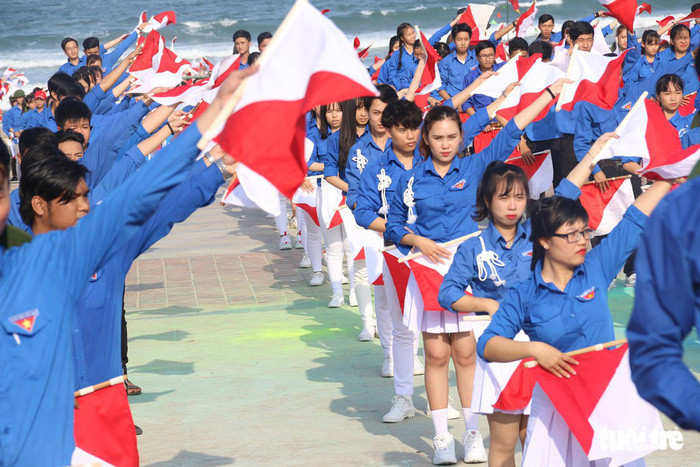 Các bạn trẻ đồng diễn Semaphore.