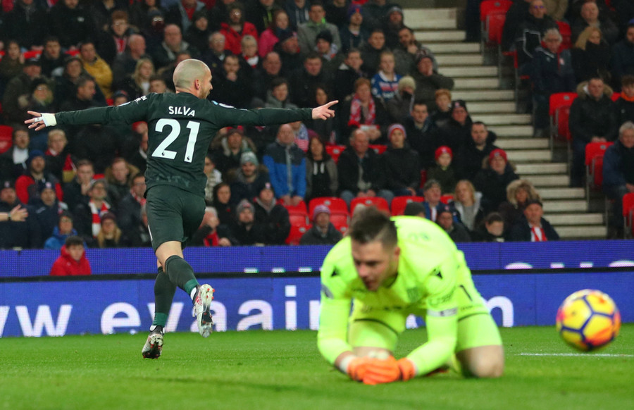  Silva ăn mừng bàn mở tỉ số cho M.C. Ảnh: REUTERS