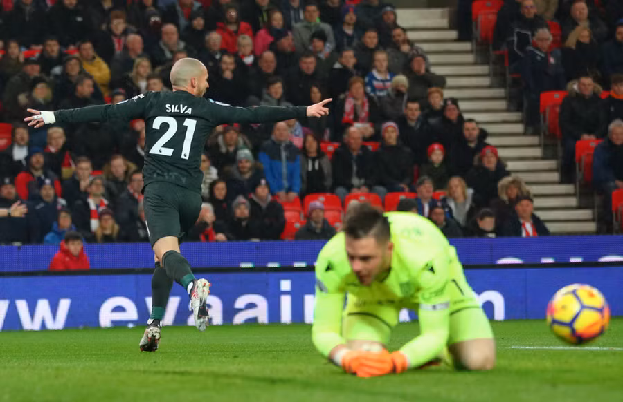  Silva ăn mừng bàn mở tỉ số cho M.C. Ảnh: REUTERS