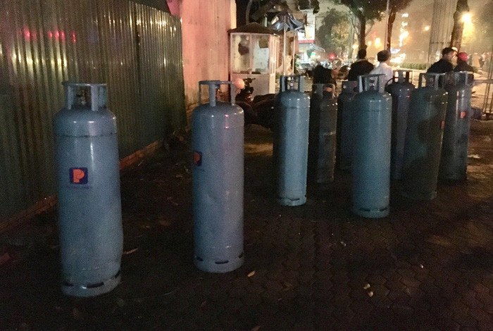 Các bình gas công nghiệp được đưa ra khỏi hiện trường Các bình gas công nghiệp được đưa ra khỏi hiện trường