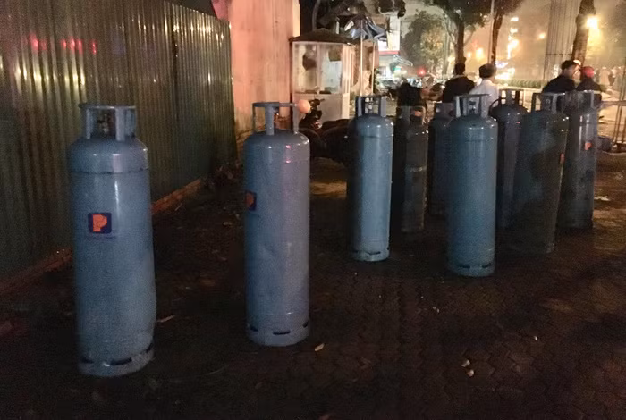 Các bình gas công nghiệp được đưa ra khỏi hiện trường Các bình gas công nghiệp được đưa ra khỏi hiện trường