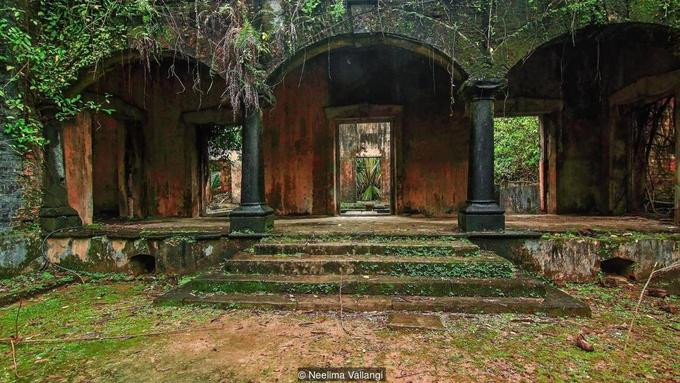 Ở tòa nhà câu lạc bộ (ảnh), công trình xây lên phục vụ nhu cầu giải trí của các sĩ quan cấp thấp, có sàn nhảy từng nhộn nhịp tiếng đàn hát. Ngày nay những con chim là nguồn âm thanh gây ồn ào duy nhất ở đây. 