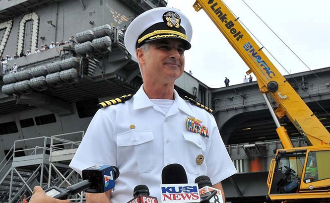  Hạm trưởng Doug Verissimo trả lời báo giới trên boong tàu