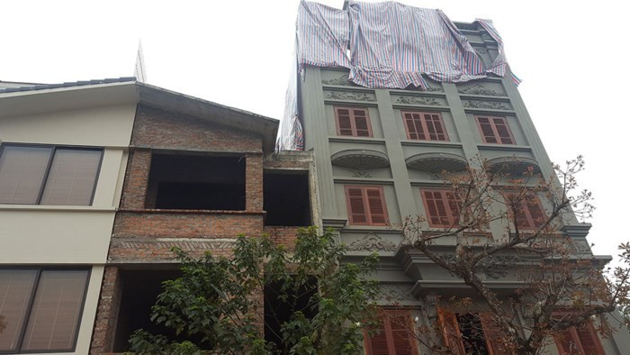 Biệt thự BT1 của vợ chồng ông Nguyễn Thanh Hóa đang được tháo dỡ - Ảnh: Lê Quân