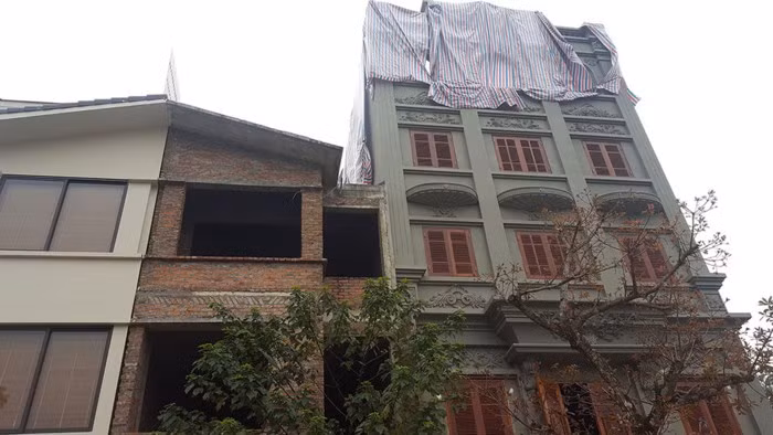 Biệt thự BT1 của vợ chồng ông Nguyễn Thanh Hóa đang được tháo dỡ - Ảnh: Lê Quân