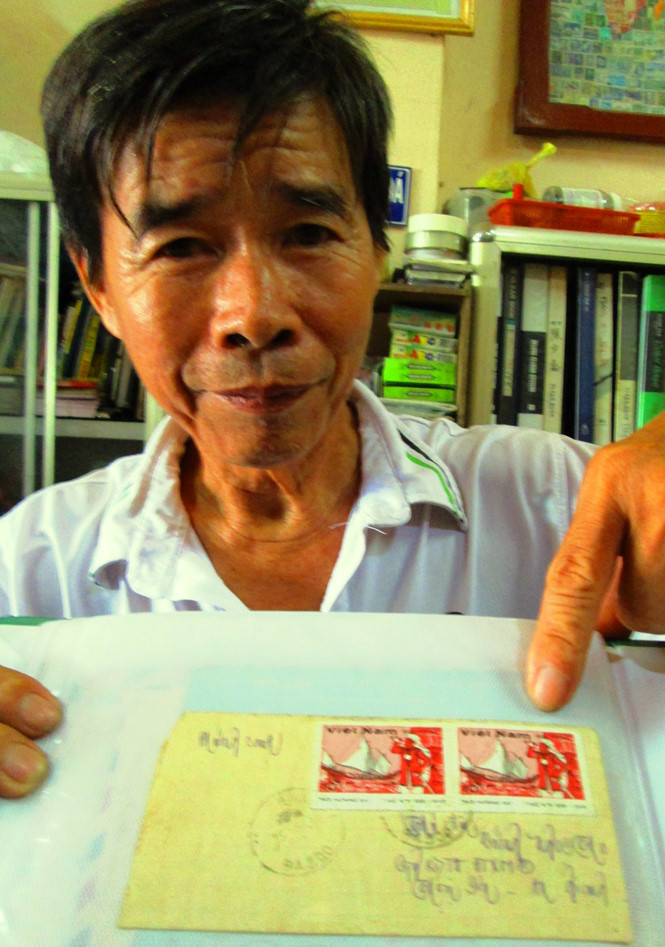 Ông Huệ chỉ cho xem một bì thư có tem quý về Hoàng Sa. Ông Huệ chỉ cho xem một bì thư có tem quý về Hoàng Sa.