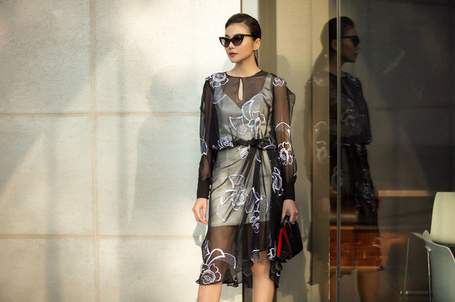 Cô diện bộ đầm xuyên thấu cách điệu... Cô diện bộ đầm xuyên thấu cách điệu...