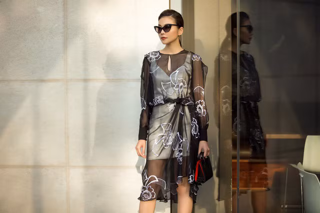  Cô diện bộ đầm xuyên thấu cách điệu...