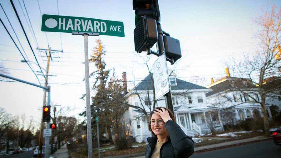 Claire trên con phố Harvard Avenue - nơi cô lớn lên