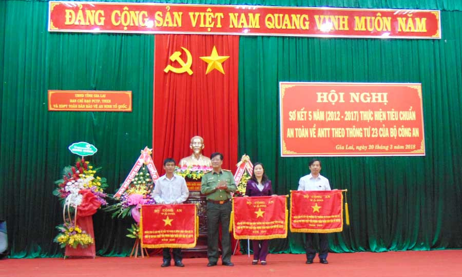 Thiếu tướng Lương Ngọc Dương-Phó Cục trưởng V28, Bộ Công an trao cờ thi đua của Bộ Công an cho 3 tập thể có thành tích xuất sắc. Ảnh: Lê Anh