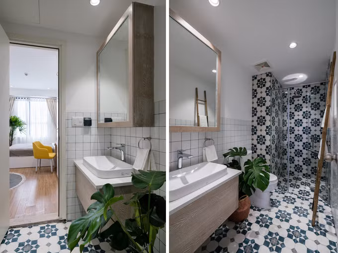 Khu vệ sinh được ốp gạch bông kiểu cũ với sự phân biệt khu khô-ướt rõ ràng, chỗ để đồ sau gương và cả trên một chiếc thang gỗ. Khu vệ sinh được ốp gạch bông kiểu cũ với sự phân biệt khu khô-ướt rõ ràng, chỗ để đồ sau gương và cả trên một chiếc thang gỗ.