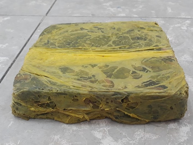 “Bánh” rác sau khi đã được ép. “Bánh” rác sau khi đã được ép.