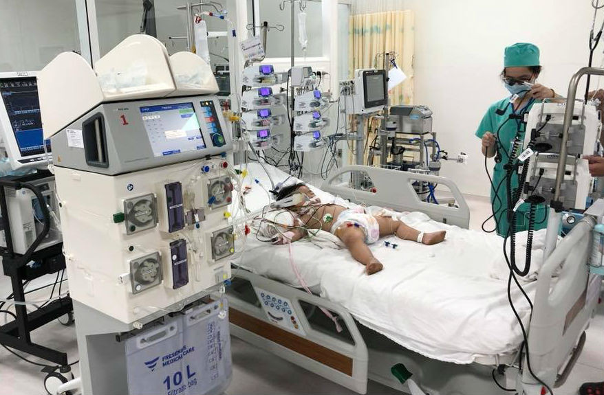  10 ngày trước, bé rơi vào tình trạng nguy kịch, suy gan thận, do uống nhầm xăng 