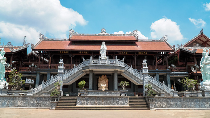 Chùa Khải Đoan nằm ở trung tâm thành phố Buôn Ma Thuột. Chùa được khởi công xây dựng vào năm 1951, theo lệnh của Đoan Huy Hoàng Thái hậu (vợ vua Khải Định). Khải Đoan cũng là ngôi chùa cuối cùng ở Việt Nam được phong Sắc tứ của chế độ phong kiến. Chùa Khải Đoan nằm ở trung tâm thành phố Buôn Ma Thuột. Chùa được khởi công xây dựng vào năm 1951, theo lệnh của Đoan Huy Hoàng Thái hậu (vợ vua Khải Định). Khải Đoan cũng là ngôi chùa cuối cùng ở Việt Nam được phong Sắc tứ của chế độ phong kiến.