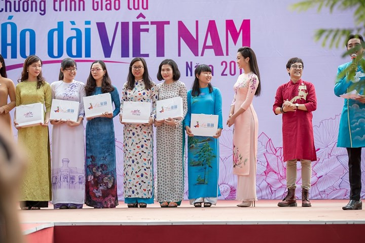 Là đại diện cho thế hệ trẻ đồng thời là hình tượng của phụ nữ Việt Nam, Mỹ Linh đã giúp bạn học sinh hiểu rõ hơn về nét đẹp truyền thống và ý nghĩa của tà áo dài.