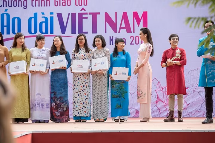 Là đại diện cho thế hệ trẻ đồng thời là hình tượng của phụ nữ Việt Nam, Mỹ Linh đã giúp bạn học sinh hiểu rõ hơn về nét đẹp truyền thống và ý nghĩa của tà áo dài.