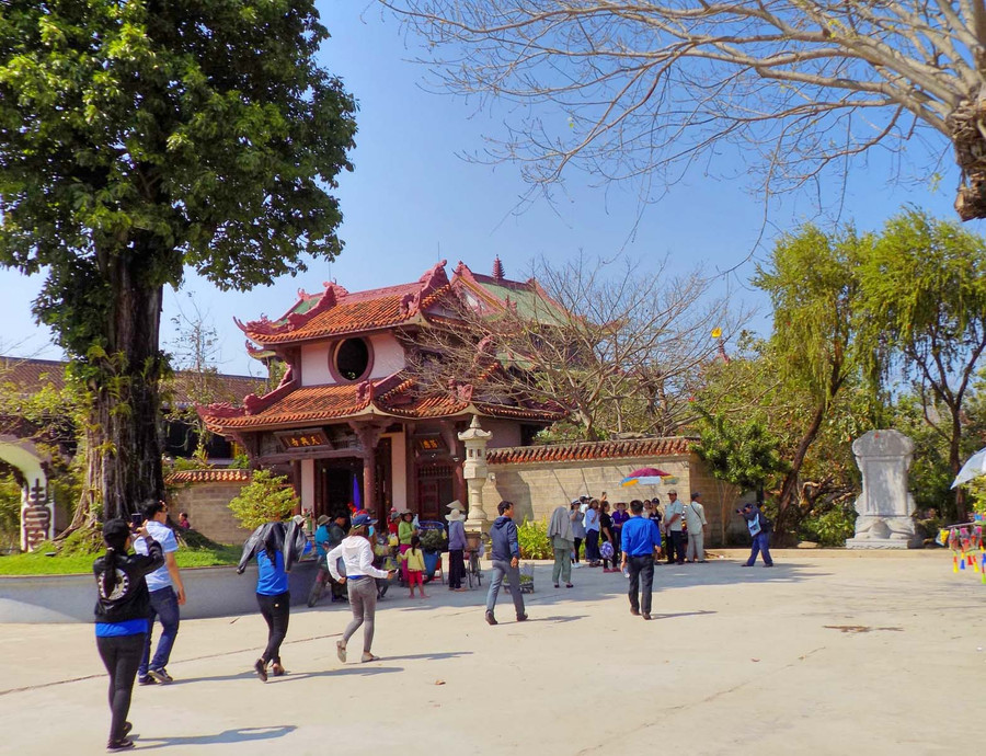 Mỗi ngày, chùa đón hàng trăm du khách đến vãn cảnh, viếng Phật.