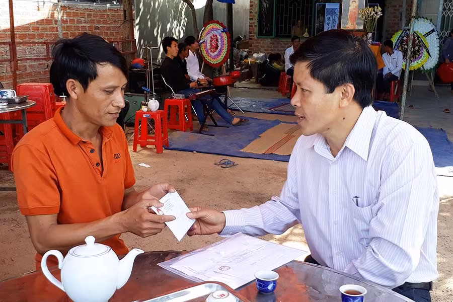  Ông Đinh Ngọc Hải thăm, chia buồn với gia đình các học sinh bị nạn. Ảnh: T.N