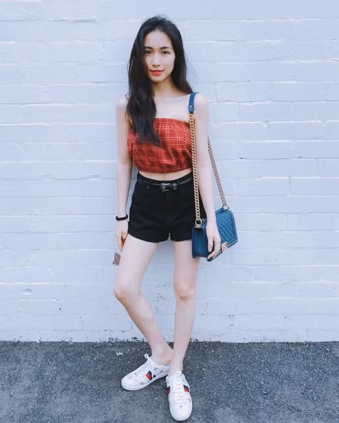Bắt nhịp xu hướng, Hòa Minzy chọn crop top kẻ ô vuông có tông màu tươi sáng, phối linh hoạt cùng quần shorts và giày thể thao. Bộ ba hoàn hảo vừa giúp nữ ca sỹ khoe khéo thân hình mảnh mai, lại khai thác thành công nét năng động, phóng khoáng.