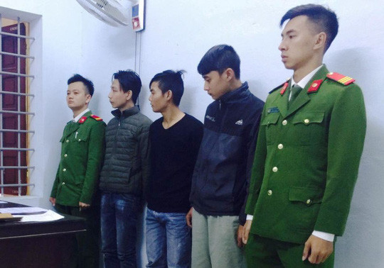 Nhóm đối tượng 3 người (đứng bên trong) bị bắt giữ tại cơ quan điều tra.