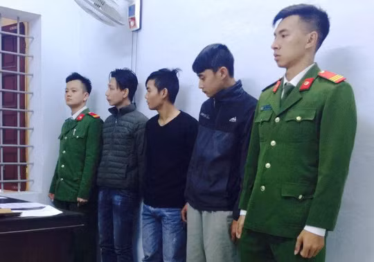 Nhóm đối tượng 3 người (đứng bên trong) bị bắt giữ tại cơ quan điều tra.