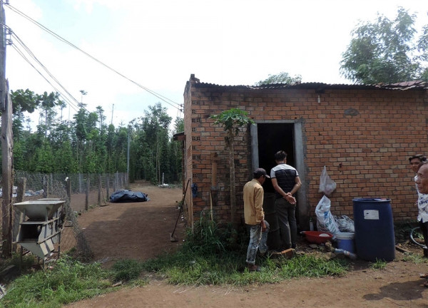 Cửa sau của căn chòi có nhiều vết máu. Cửa sau của căn chòi có nhiều vết máu.