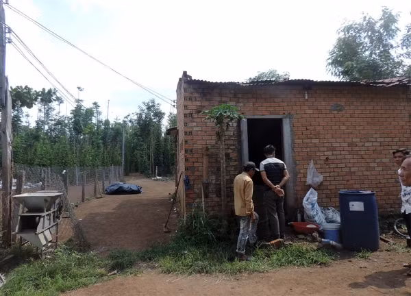 Cửa sau của căn chòi có nhiều vết máu.