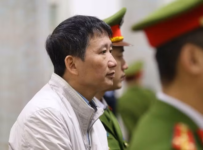 Bị cáo Trịnh Xuân Thanh và các đồng phạm nghe tòa tuyên án. (Ảnh: Doãn Tấn/TTXVN)