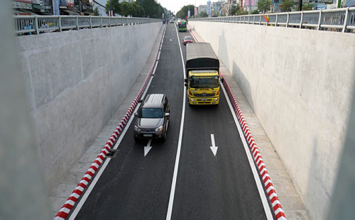 Những chiếc xe đầu tiên lăn bánh qua hầm chui An Sương.