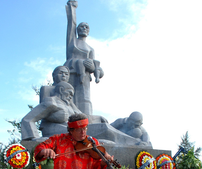 Tiếng vĩ cầm nổi tiếng tại Sơn Mỹ của cựu binh Mike Boehm. Tiếng vĩ cầm nổi tiếng tại Sơn Mỹ của cựu binh Mike Boehm.